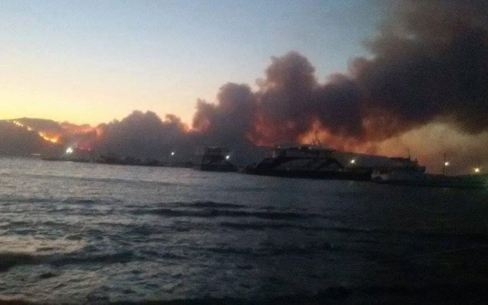 Firefighters battle large blaze in Greece; villages evacuated, scores trapped on beach