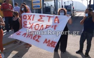 Residents of Kamena Vourla protest against refugee minors