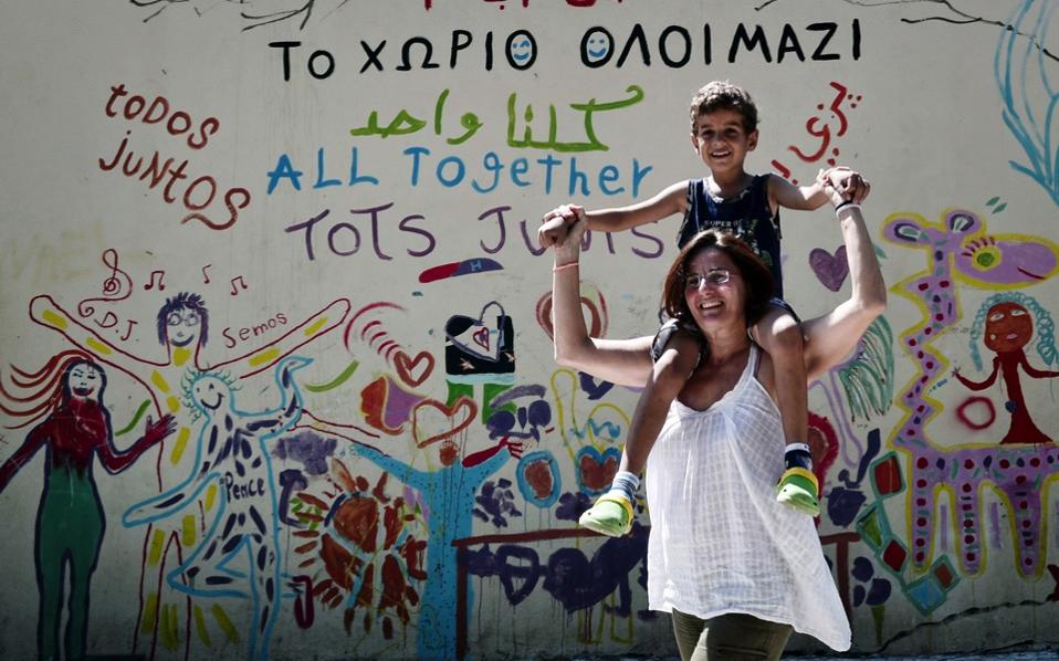 NGOs call for Lesvos migrant camps to stay open