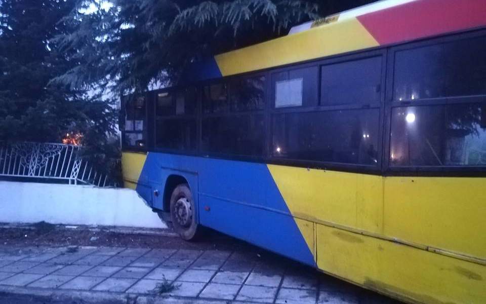 Bus crashes into fence of house in Thessaloniki