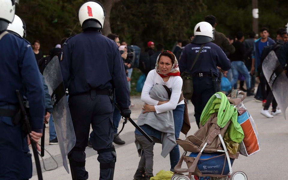 Migrants gather at Lesvos port amid evacuation rumors