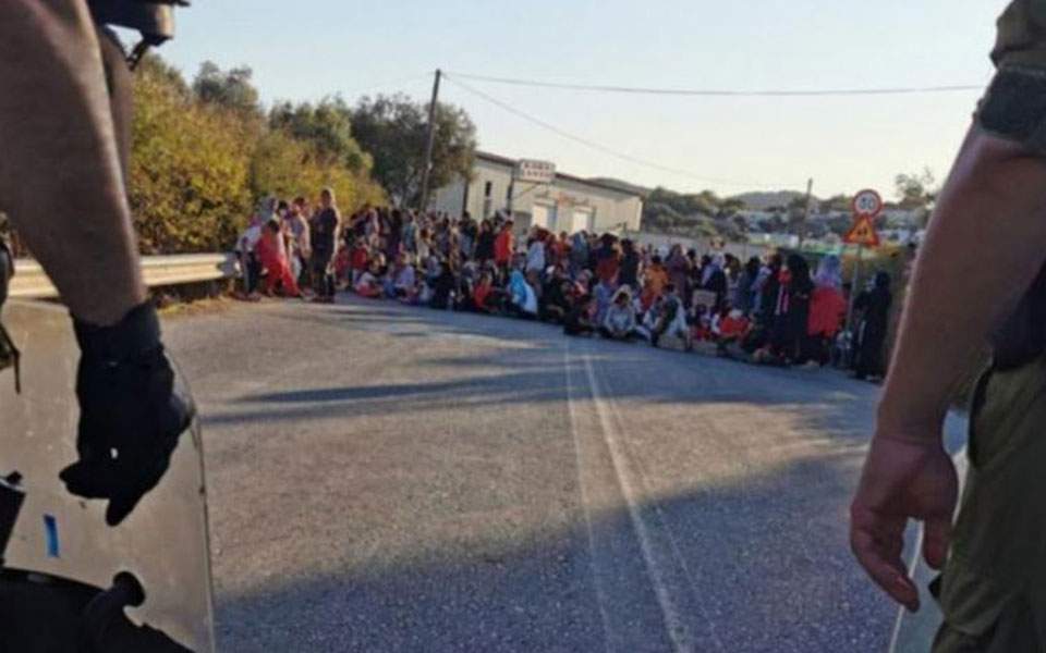 Asylum seekers block Lesvos road, demand heating and electricity