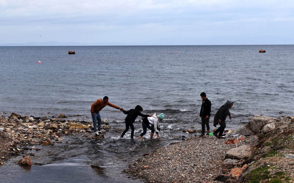 Turkish monitors arrive on Greek islands for migrant deal