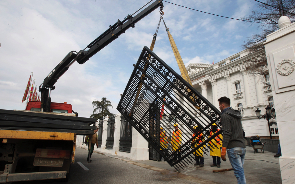 FYROM removes government complex’s protective railings