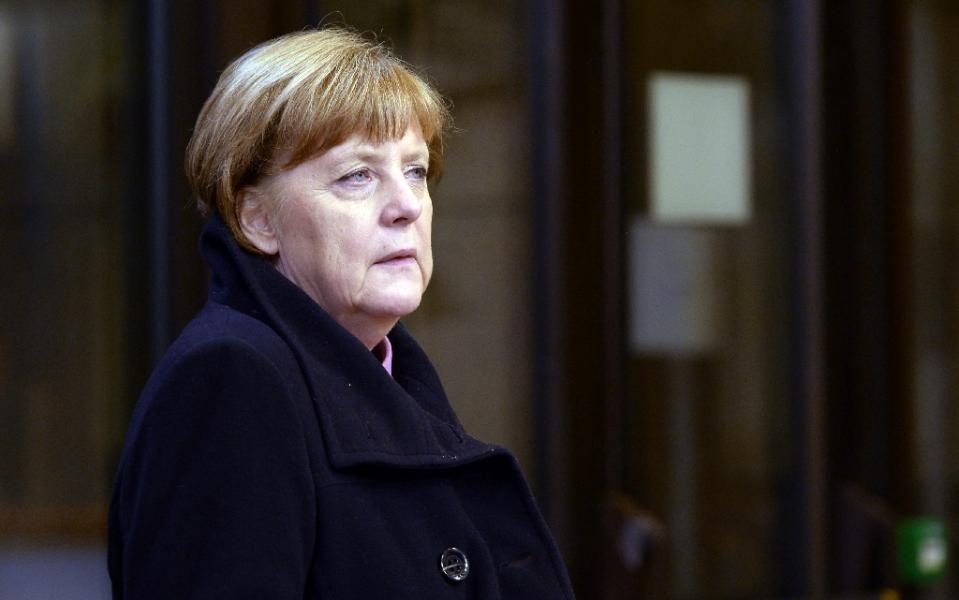 EU can’t let Greece plunge into ‘chaos’ in refugee crisis, says Merkel