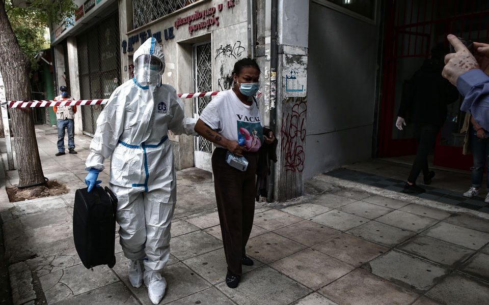 Police evacuate building in central Athens
