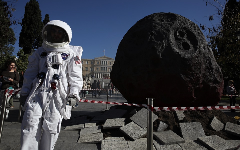 ‘Meteor’ crash-lands in Syntagma on Insurance Day