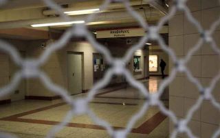 Police close Aegaleo and Agia Marina metro stations after bomb warnings