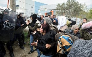 Police use tear gas to push back migrants at Diavata