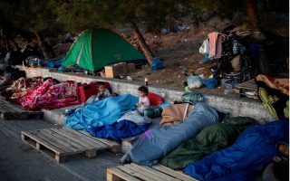 Transfer of migrants to new location on Lesvos begins