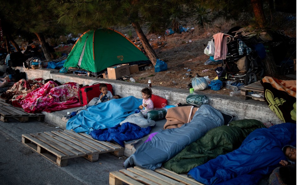 Transfer of migrants to new location on Lesvos begins