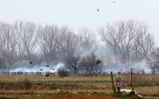 greek-troops-fire-tear-gas-at-migrants-gathering-again-at-turkish-border