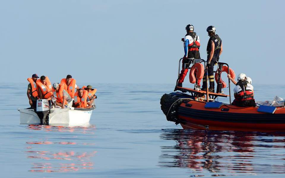 Migrant flows to Greek islands continue unabated
