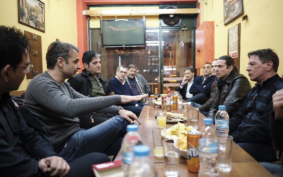 Mitsotakis meets former addicts on Christmas night
