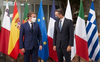 Mitsotakis speaks with Macron ahead of December EU summit