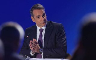 Mitsotakis briefs party leaders at Maximos Mansion
