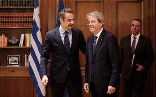 Gentiloni tells Mitsotakis he backs start of talks on reducing primary surplus targets
