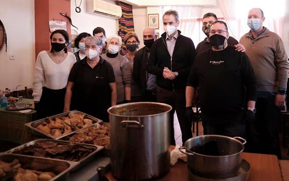 PM helps distribute food, presents at Piraeus soup kitchen