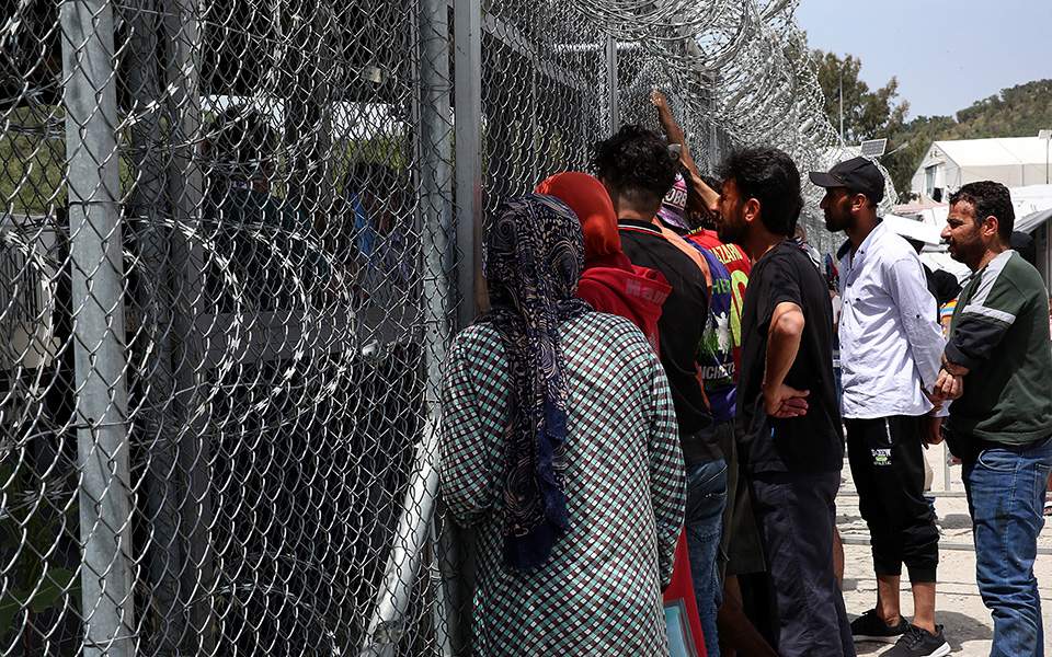 Hundreds of Kurds refuse to return to Moria migrant camp after clashes