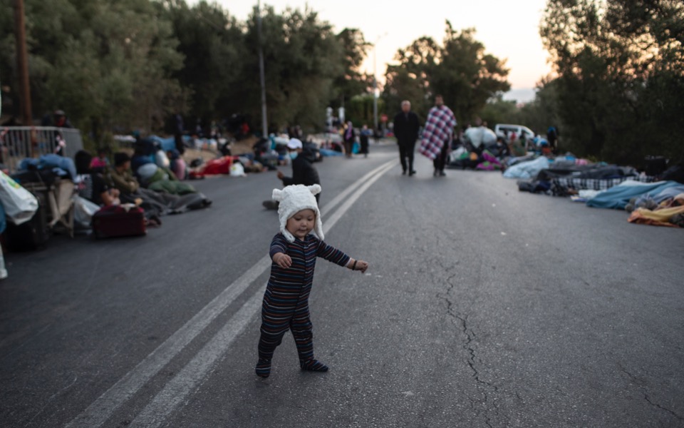 Lesvos migrants sleep on roadsides, housing them to take days