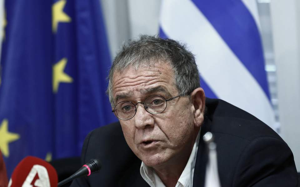 Minister to seek compensation for Chios residents affected by refugee camp