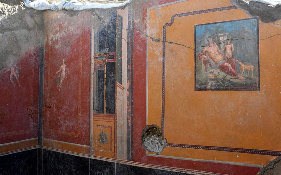 Pompeii dig uncovers Narcissus fresco in ancient atrium