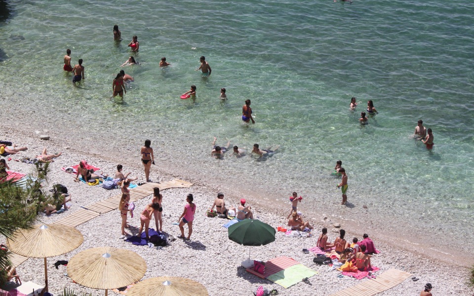 Greeks abandon vacation plans  as crisis anxiety hits new heights