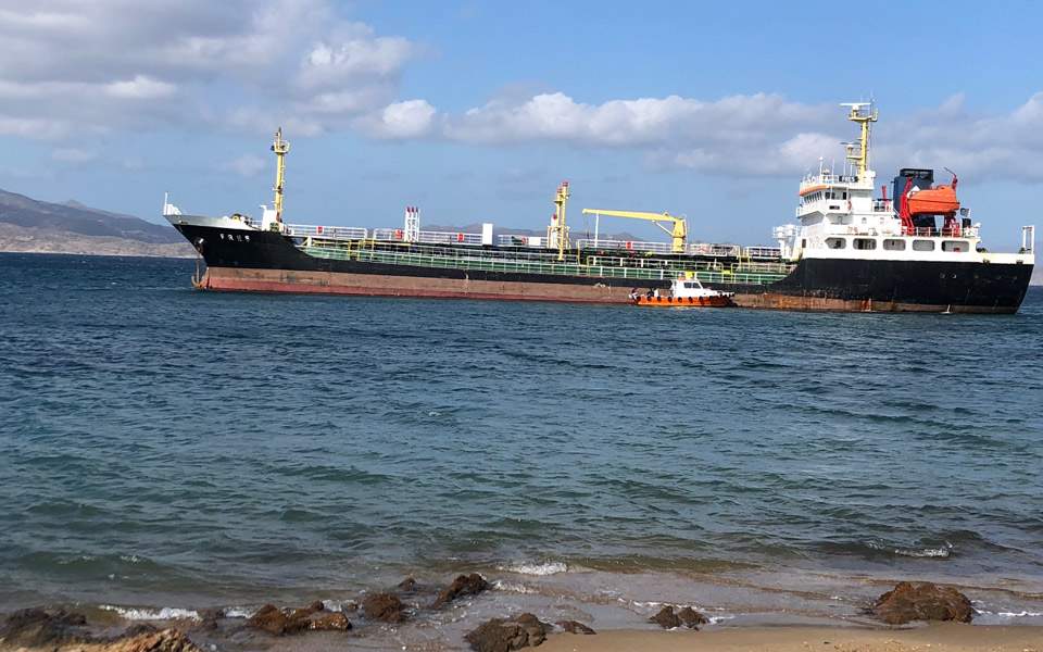 Oil tanker runs aground in Milos, no leak reported