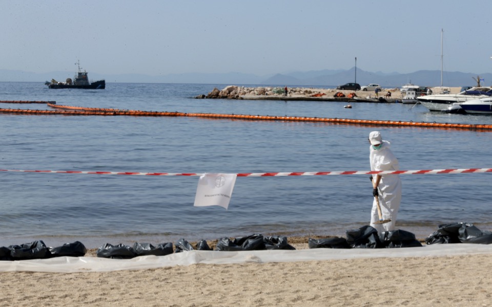 Saronic Gulf oil spill largely contained, says ministry