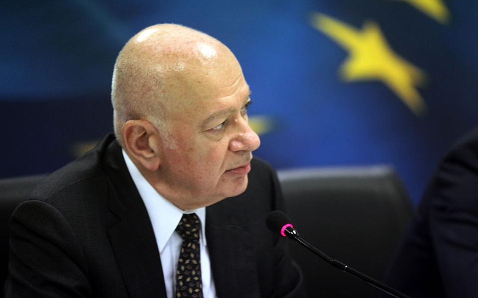 New economy minister Papadimitriou says priority is to draw investments