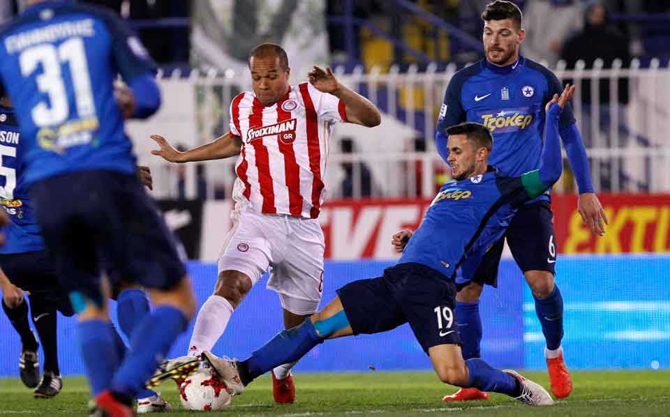 Olympiakos drops further behind in title race