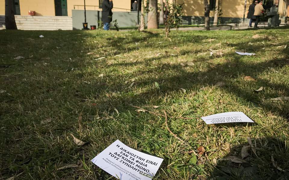 Rouvikonas scatters flyers at Athens’s court compound