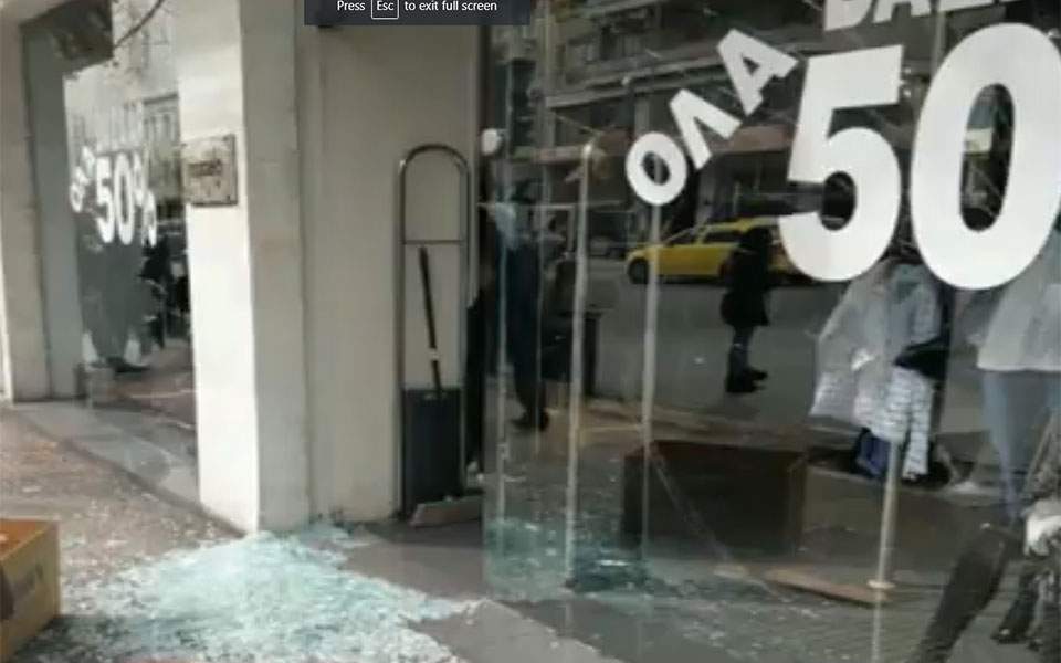 Continuing spate of violence, anarchists vandalize shops on central Athens street [Video]