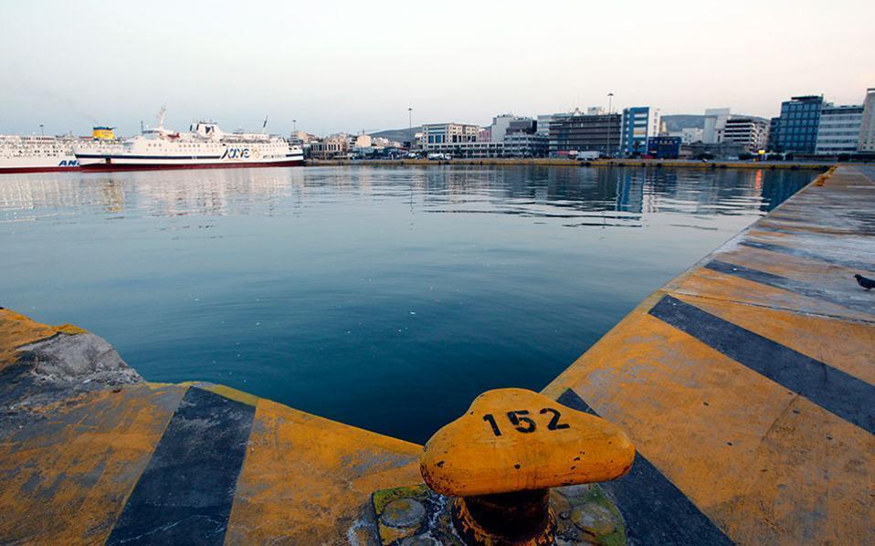 Car plunges into Piraeus port; driver safe