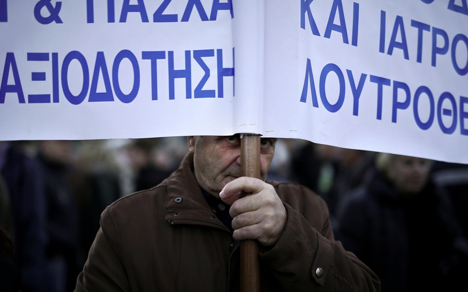 Thousands of Greek pensioners protest income cuts