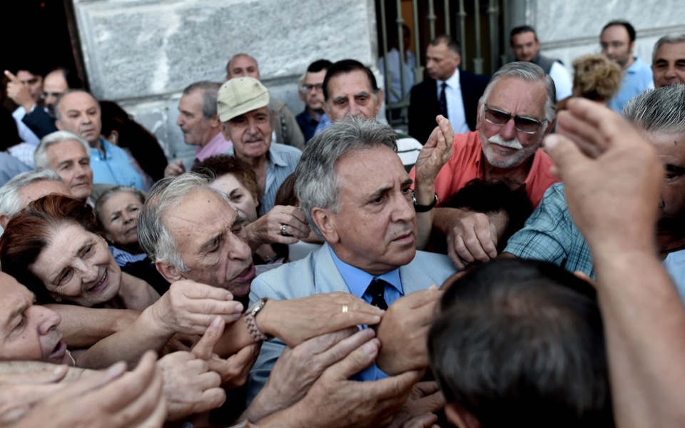 Greek PM insists on referendum after offering concessions