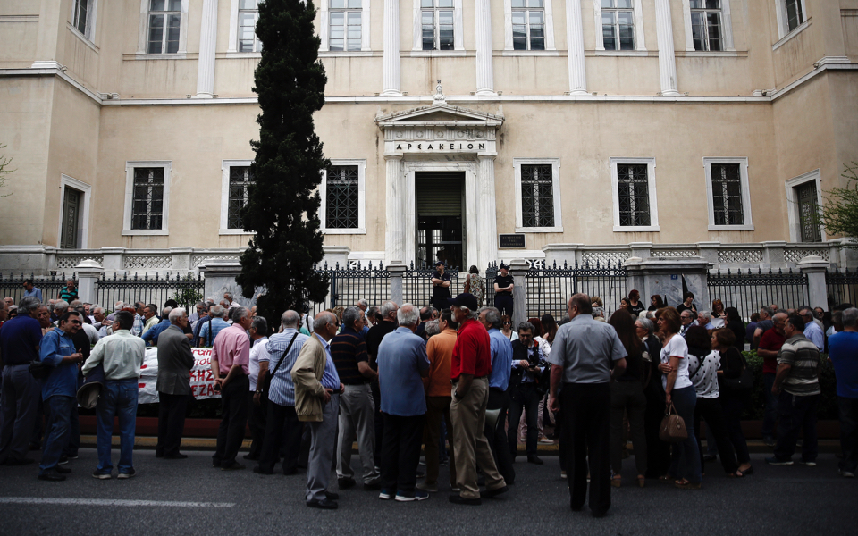 Greek gov’t aims to get around looming pension cuts