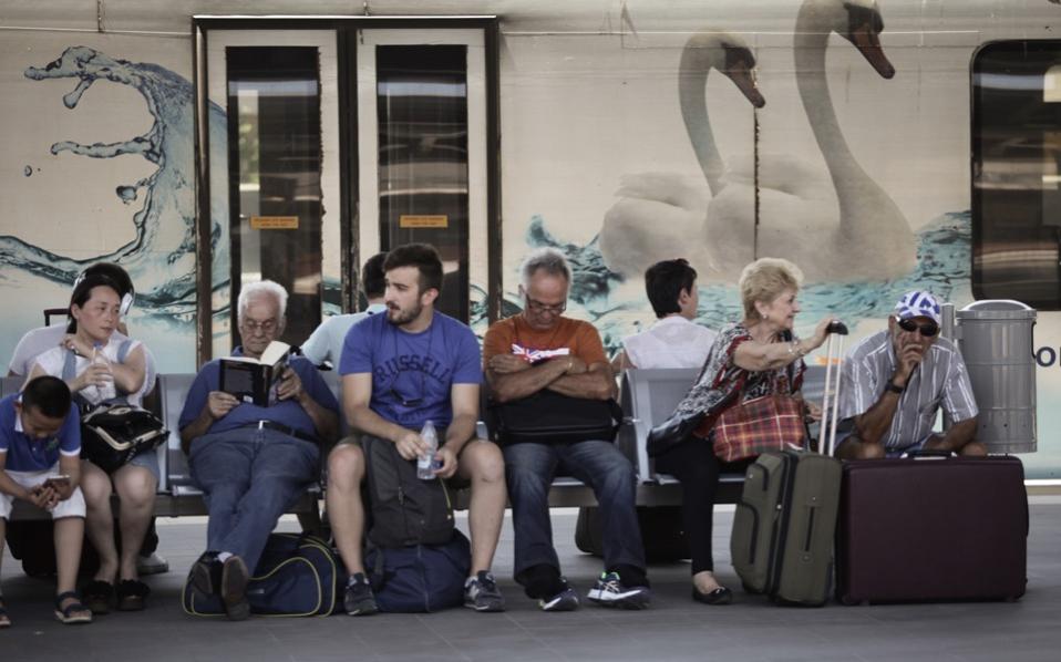 Just 18 percent of Greeks think life is fair, survey shows