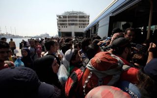 Refugees, migrants at Piraeus port reach 1,407
