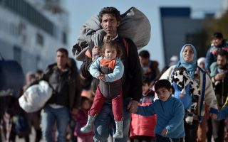 Volunteers help migrants at Greek crisis bottlenecks