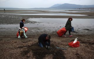Volunteers help fight Greece’s plastic trash problem