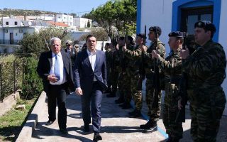 Greek PM flies to Turkey for talks on migrants