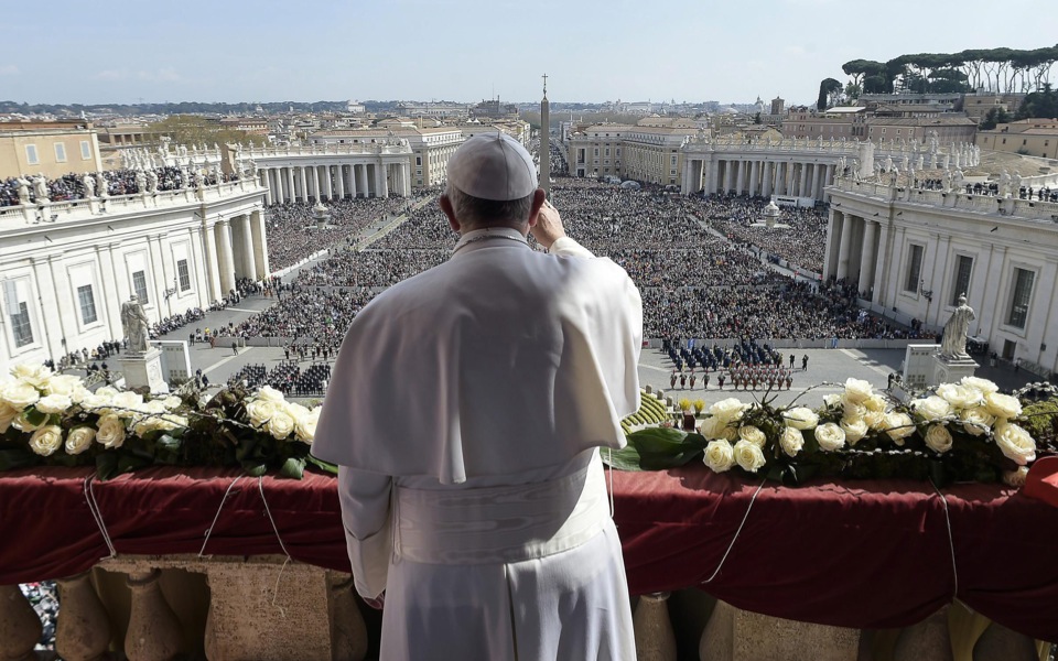 Pope urges compassion for migrants in Easter appeal
