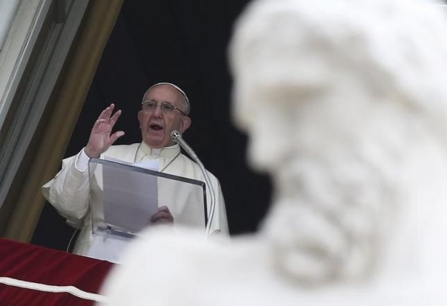 Pope urges united response to refugee ‘drama,’ praises Greece for ‘generous help’