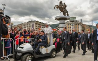 dont-turn-backs-on-refugees-pope-says
