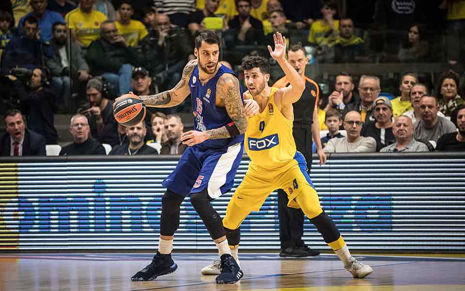 Reds’ hoopsters narrowly lose at Maccabi