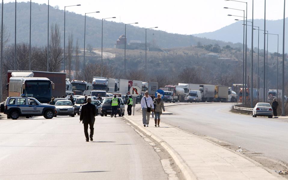 Bulgarian truckers smash through farmers’ blockade