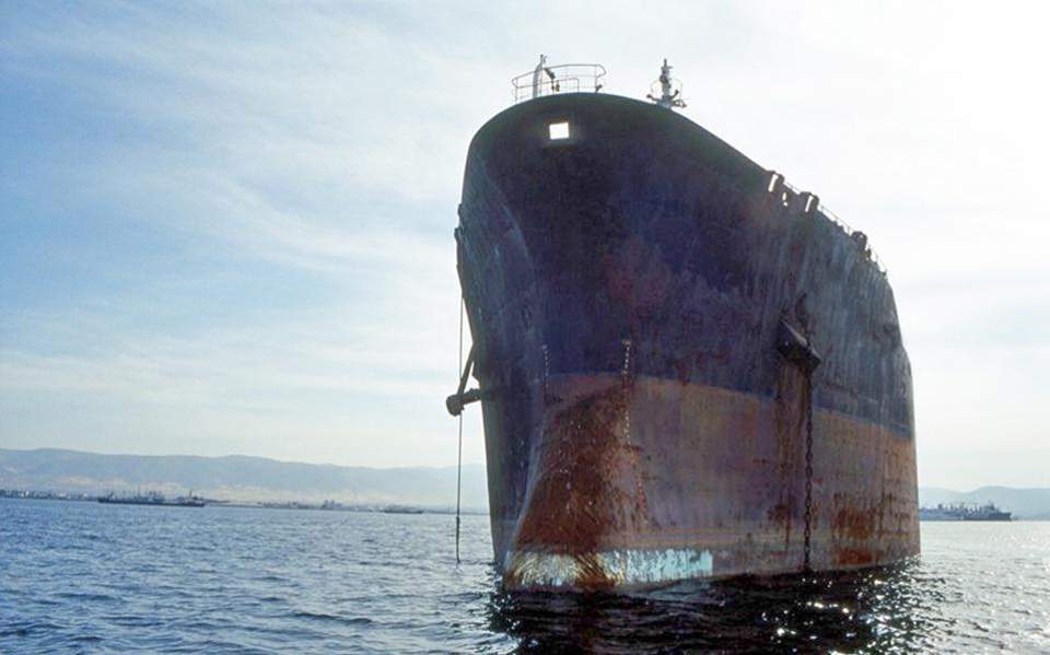 Tanker runs aground off Psara in Aegean Sea
