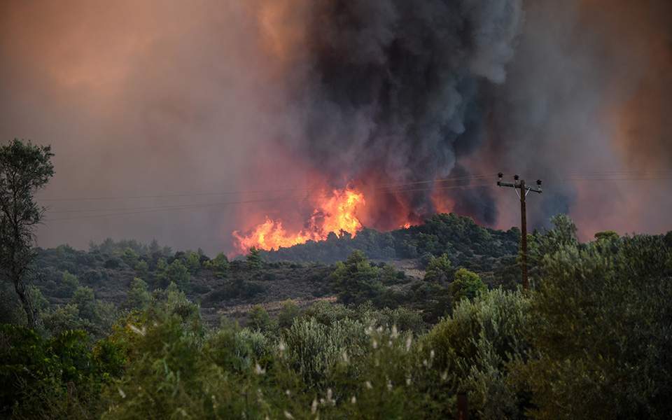 Blaze burns for third day in southwestern Crete