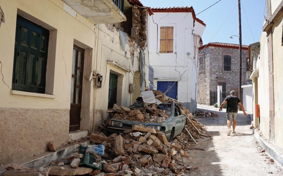 Officials meet on Lesvos to discuss monuments damaged by 2017 quake